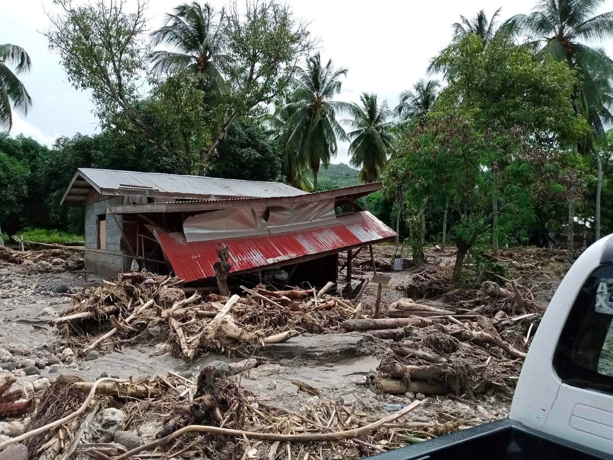 philredcross's tweet photo. LOOK: Ground zero of yesterday's landslide in Brgy. Kusiong, Datu Odin Sinsuat, Maguindanao due to heavy rains caused by #PaengPH.

Houses in the area are now submerged in mud and some families are trying to save their properties. 

#PHRedCrossCares https://t.co/yMFK75Wcdr