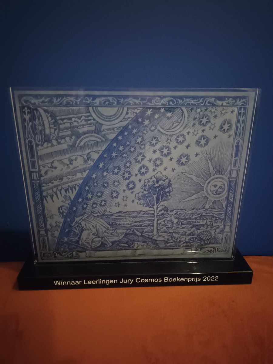 Hier soir j'ai eu l'honneur de recevoir le "Cosmos boekenprijs" à Amsterdam pour De paraplu-stelling (le Théorème du parapluie en néerlandais) illustré par <a href="/Klomoon/">KloMoon</a>
Un grand merci aux organisateurs et à toutes les personnes qui ont travaillé sur ce livre !
Photo <a href="/IvovanVulpen/">Ivo van Vulpen</a>