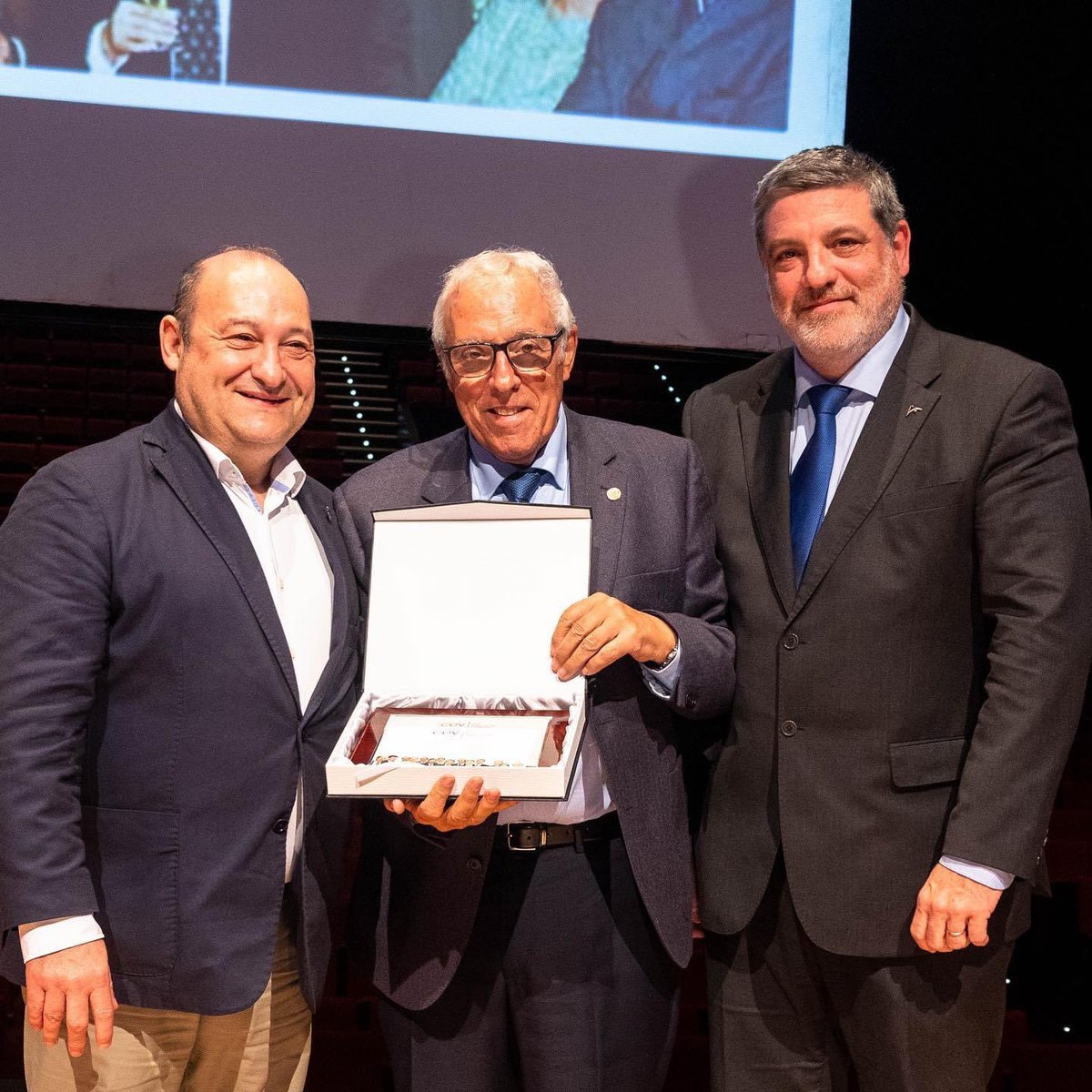 Joan Carles Calbet (@jccalbet) on Twitter photo El meu pare, Jaume Calbet, va ser un dels fundadors del <a href="/CEViladecans/">Club Empresarial de Viladecans</a>, i també ha estat un dels Presidents de l’entitat.
A la foto rebent el reconeixement per la seva tasca, amb l’alcalde de #Viladecans <a href="/carlosruiztwitt/">Carles Ruiz Novella /❤️</a> en l’acte de celebració del 25è aniversari de l’entitat. El meu pare, Jaume Calbet, va ser un dels fundadors del <a href="/CEViladecans/">Club Empresarial de Viladecans</a>, i també ha estat un dels Presidents de l’entitat.
A la foto rebent el reconeixement per la seva tasca, amb l’alcalde de #Viladecans <a href="/carlosruiztwitt/">Carles Ruiz Novella /❤️</a> en l’acte de celebració del 25è aniversari de l’entitat.