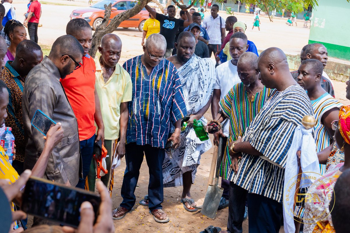 kwameforson14's tweet photo. Apremdo will get a new Kingdergaten to replace the old, dilapidated wooden structure that posses a lot of risk to both the teachers and the kids. Together with the Chief, @drprinceharmah MP for Kwesimintsim has cut sod for the construction of a new one.
#DPHA
#Kwesimintsim https://t.co/T6QN6sPTr4