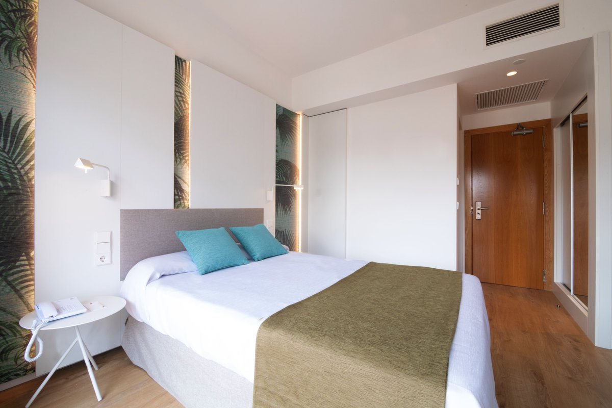 JS_Hotels's tweet photo. Are you travelling with your family? Our hotel #JSYate in Can Picafort offers a sheltered environment for you and your family, with spacious rooms. In addition, our hotel has areas where the youngest can enjoy themselves, such as a large garden and a children's pool. #mallorca https://t.co/qKpJ3u2Zvl