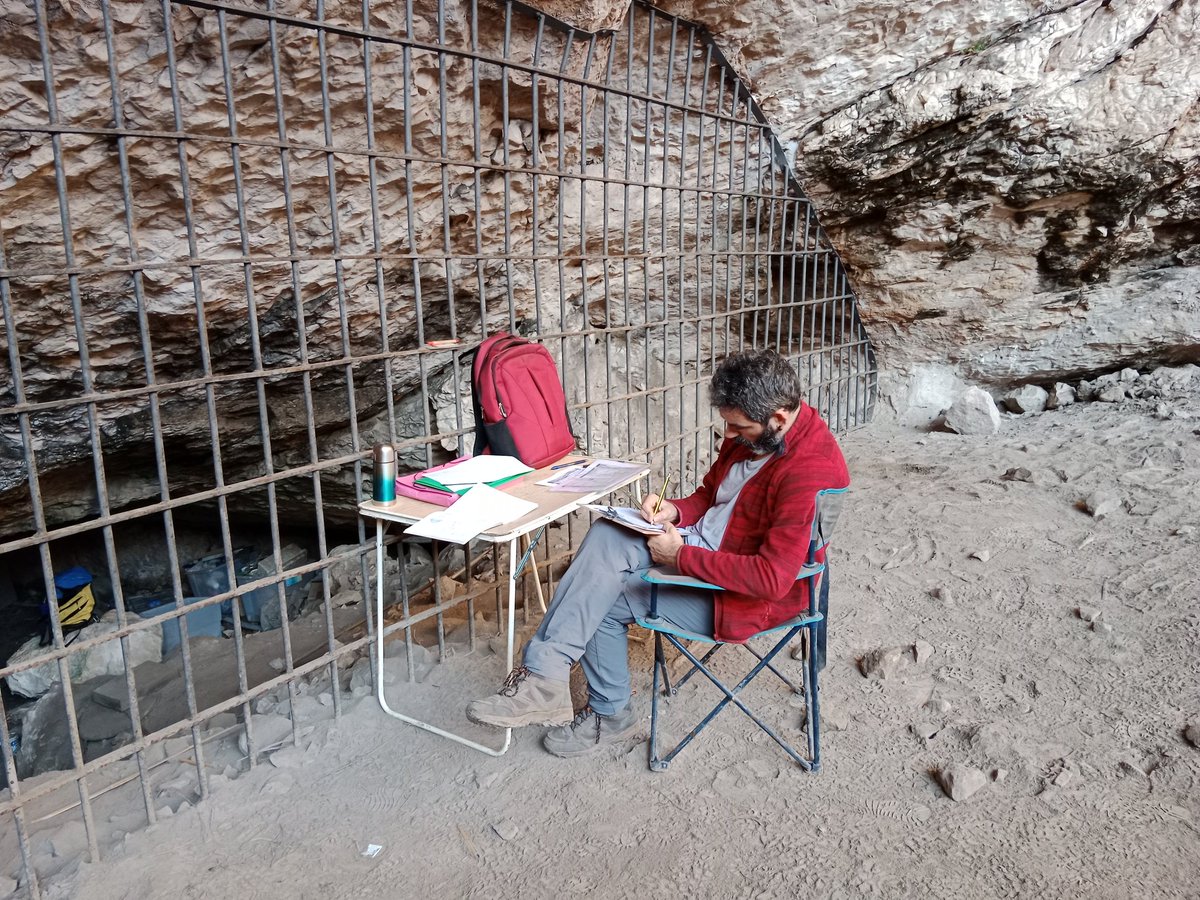 PILIVERSO's tweet photo. El trabajo de campo no es solo excavar. La documentación exhaustiva es lo más importante en @CendresCova!!! https://t.co/WiNhwSYnF3