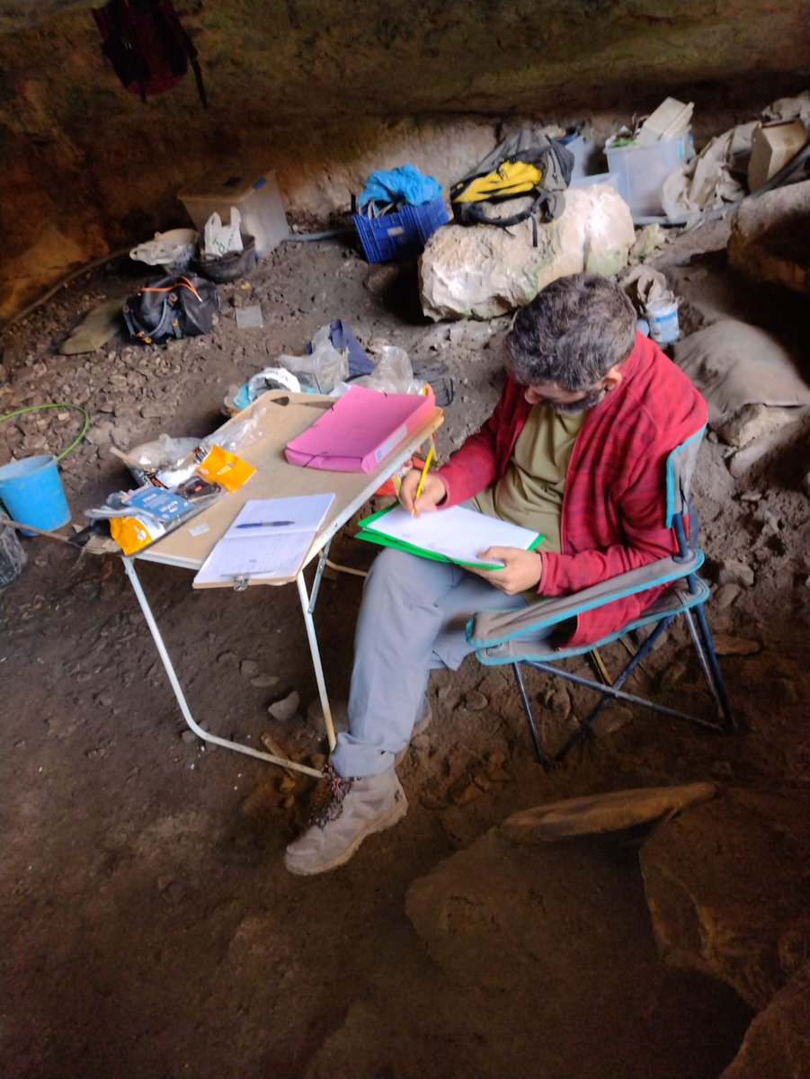 PILIVERSO's tweet photo. El trabajo de campo no es solo excavar. La documentación exhaustiva es lo más importante en @CendresCova!!! https://t.co/WiNhwSYnF3