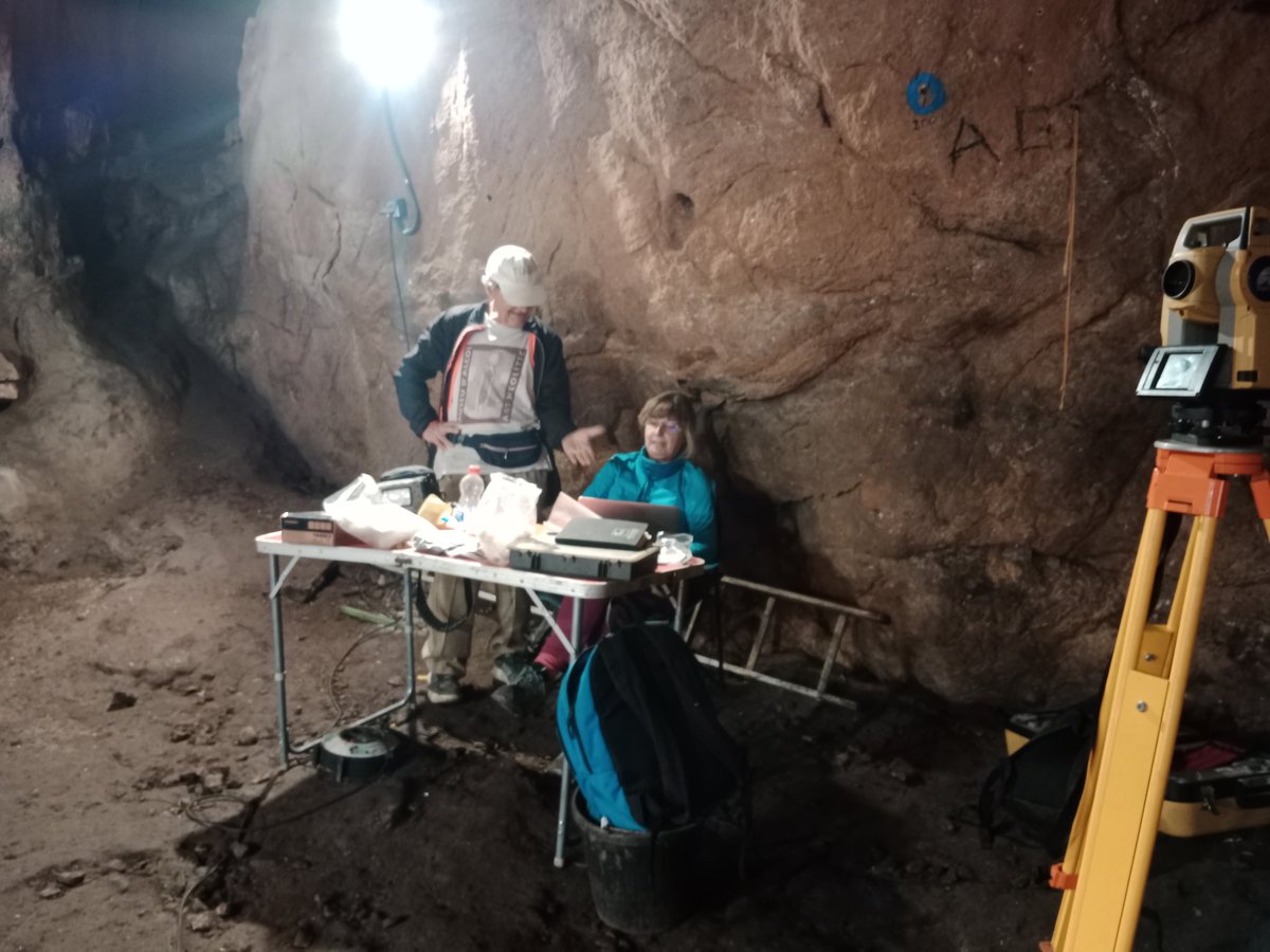 PILIVERSO's tweet photo. El trabajo de campo no es solo excavar. La documentación exhaustiva es lo más importante en @CendresCova!!! https://t.co/WiNhwSYnF3