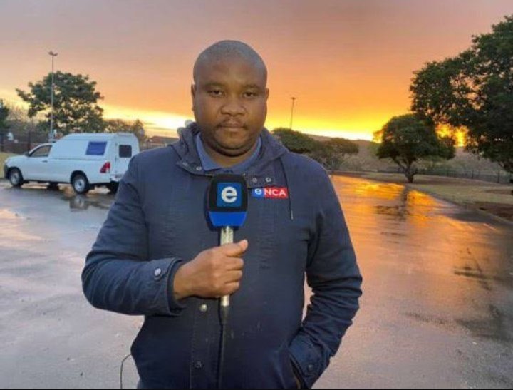 His name is <a href="/SiphamandlaGoge/">Siphamandla Goge</a> His a great storyteller give credit where due He never dissappoints his a Living Legend Retweet to Appreciate him while his still alive 
#KingMisuzuluCoronation