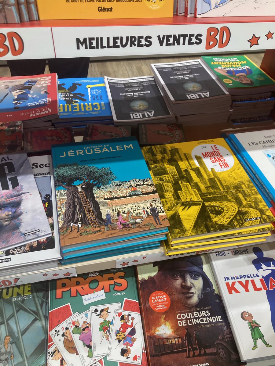 v_lemire's tweet photo. 🌟💥« Meilleures ventes BD » au Relay H. d’Orly … en vrai ça fait plaisir 😊 @les_arenes @ https://t.co/LxJs6nsRRu