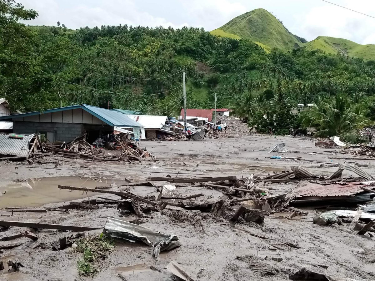philredcross's tweet photo. LOOK: Ground zero of yesterday's landslide in Brgy. Kusiong, Datu Odin Sinsuat, Maguindanao due to heavy rains caused by #PaengPH.

Houses in the area are now submerged in mud and some families are trying to save their properties. 

#PHRedCrossCares https://t.co/yMFK75Wcdr