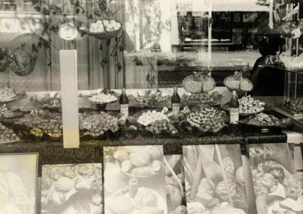 BCN_arxiu's tweet photo. 👨🍳 Ja tens llestos els panellets per Tots Sants?
Tot i que els més comuns són els de pinyons, també en trobem de fruita confitada, coco, cafè o llimona 🍋.
👀 Fixa't quina varietat mostrava l’aparador del Forn Baltà, a @BCN_SantsMont, l’any 1986!
📸 Desconegut. #AMDS https://t.co/fWkigm8HG8