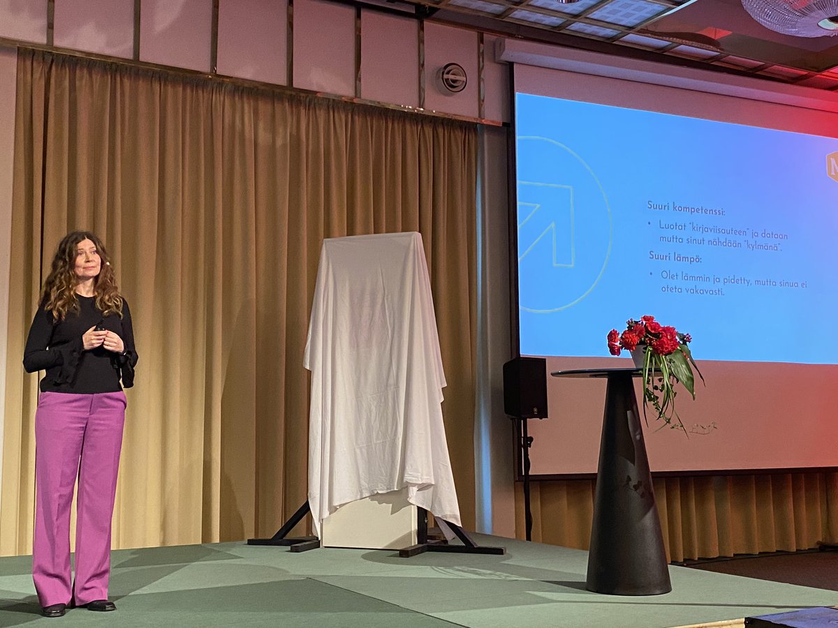 MariKarkkainen's tweet image. Karisma on täydellinen yhdistelmä kompetenssia ja ihmisläheisyyttä @Marjohellman #sdpjärjestöpäivät @Demarit