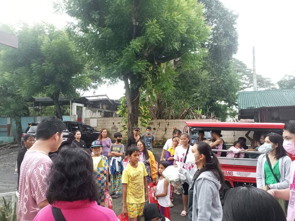 angatbuhay_ph's tweet photo. Hot meals, relief packs, at hygiene kits ang pinamigay ng ating volunteers mula sa RPC Cotabato at Immaculate Conception Cathedral Parish para sa evacuees sa Cotabato City. https://t.co/2MhZf6fPJ4