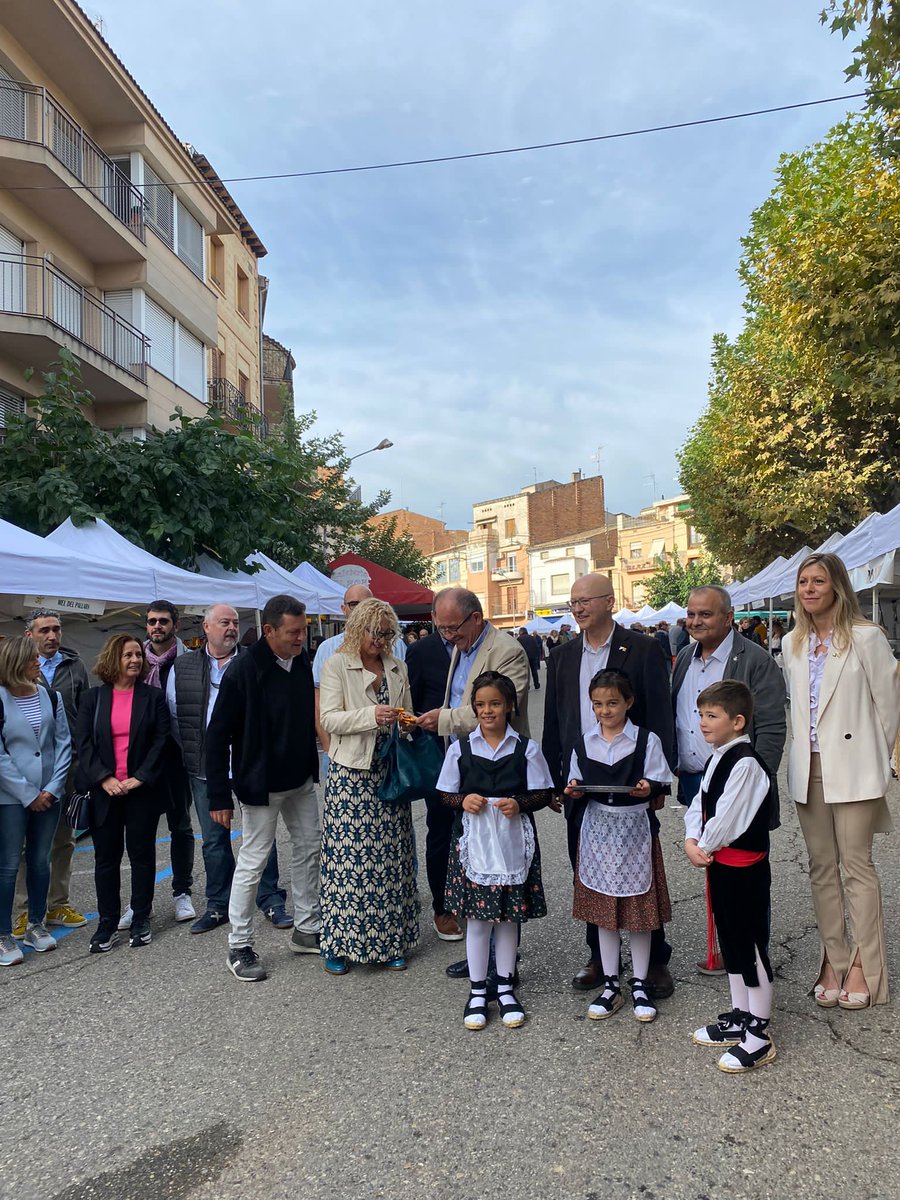 govpirineuiaran's tweet image. 21a Fira del #Codony i 1a Fira d'#Esports de #Muntanya de #Tremp, un esdeveniment central de la producció agroalimentària al #Pallars 

📌 El director general d'Empreses Agroalimentàries, Joan Gòdia, ha inaugurat la fira amb l'alcaldessa @MPIlarCases i delegat @JosepCastellsF