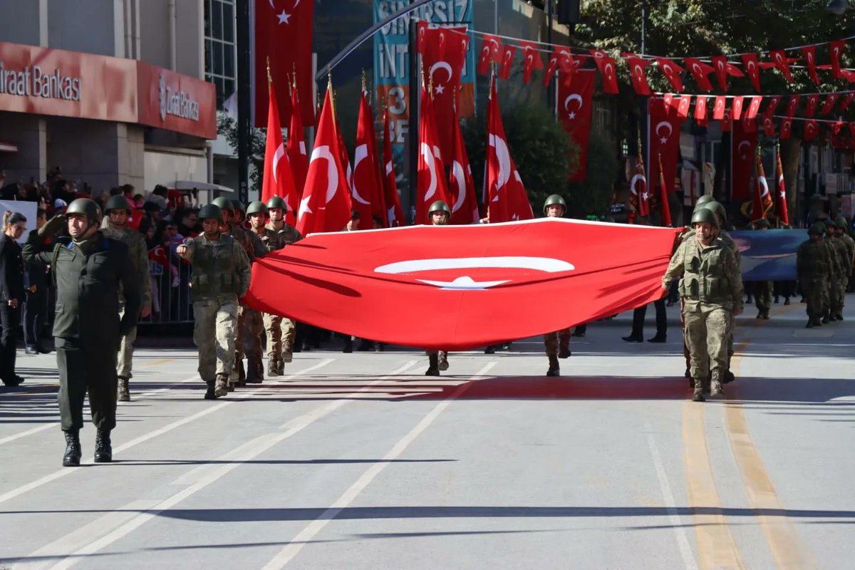 Malatya Valiliğimiz tarafından düzenlenen 29 Ekim Cumhuriyet Bayramı törenine katıldık. Aziz Türk Milletinin şeref nişanesi olan #Cumhuriyet'in 99. Yılı Malatya'da çoşkuyla kutlanıyor. #29EkimCumhiyetBayramımız Kutlu Olsun
