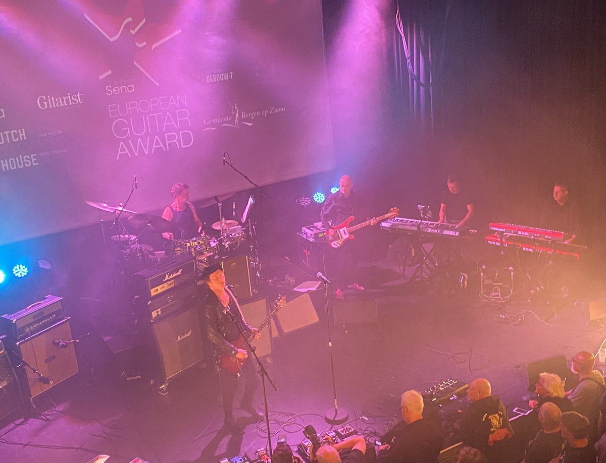 THE MUSICAL BOX Being the Sena guitar award winner, Steve Hackett and his Jo listened in focus to the tributes of his songs by Dutch guitar giants Jan Akkerman, Leendert Haaksma and Marcel Singor. @HackettOfficial