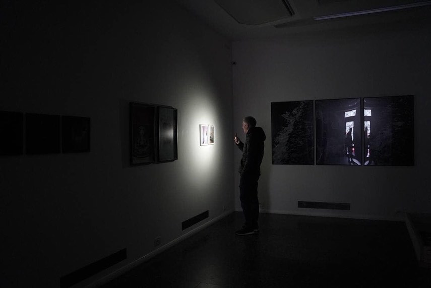 KyivPost's tweet photo. 📸 Dymchuk Gallery in Kyiv unveiled an exhibition dedicated to photography in Mykolaiv regardless of the outage, which occurred right before opening.

The organizers simply asked the visitors to bring flashlights, and they did just that.

Pics: Oleksandr Popenko, Maksym Kovalchuk https://t.co/WqhheaOZyH