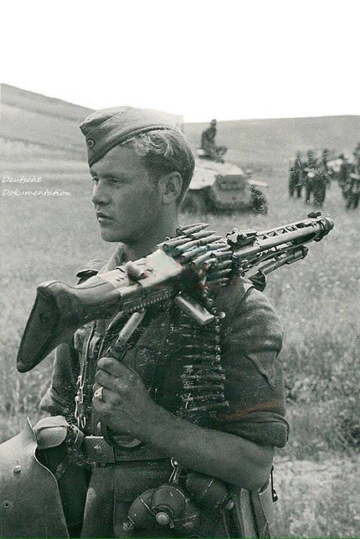 PGDivGD's tweet photo. Finally, the Mg42 he carries is an old hand in itself. 

One of the first c.18k produced in 1942 with the slab-sided cocking handle. 

So, it’s feasible this is a 2 year old mg he is responsible for. 

Well, those are my personal takes on this pic. 

Thanks for reading. 

8/End/ https://t.co/8gbxrVJI1w