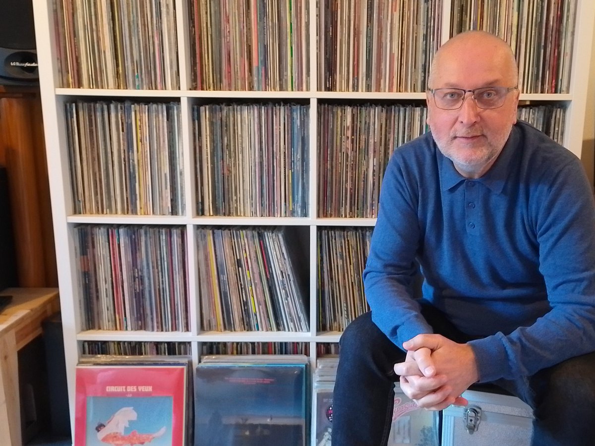 patomahony1's tweet photo. I'll be on @davefanning on @RTE2fm just after 2pm talking the beautiful madness that is record collecting. And maybe mentioning my upcoming #ForTheRecord on @RTEGold - it starts next weekend - once or twice. 😎https://t.co/H21yGQPbyo https://t.co/9eF0afVDSV