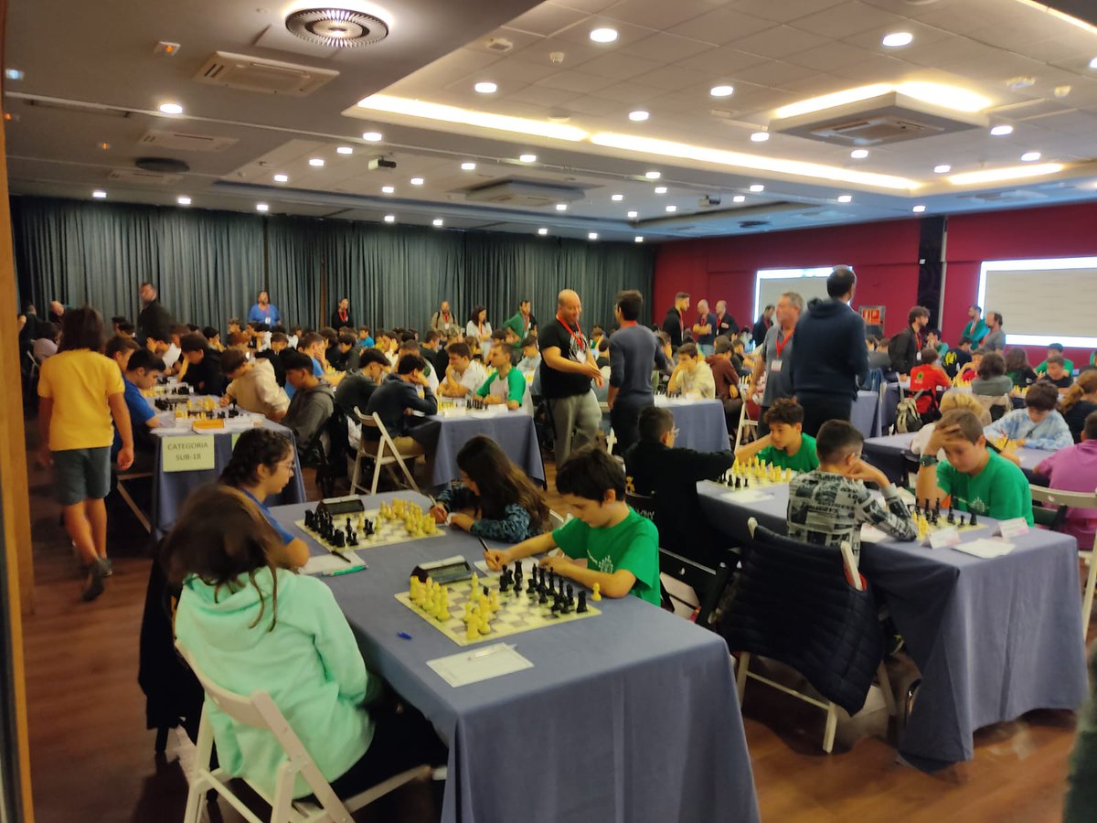Federació Catalana d'Escacs (@escacs_cat) on Twitter photo ♟️ Comença el Campionat de Catalunya per equips d'edats des d'avui fins el dia 1 de novembre a l'<a href="/EveniaHotels/">Evenia Hotels</a> de #LloretdeMar
85 equips participants de tot Catalunya.
🔗 cutt.ly/6Nc19g5 ♟️ Comença el Campionat de Catalunya per equips d'edats des d'avui fins el dia 1 de novembre a l'<a href="/EveniaHotels/">Evenia Hotels</a> de #LloretdeMar
85 equips participants de tot Catalunya.
🔗 cutt.ly/6Nc19g5