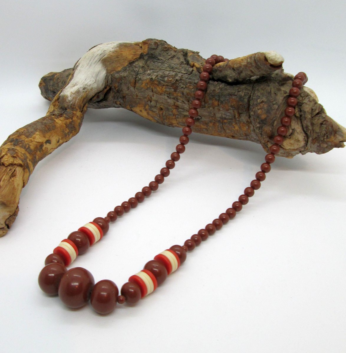 AlynsAttic's tweet photo. Graduated Lucite / Plastic Bead Necklace Brown 1970's / 1980's #necklace #necklet
β€ https://t.co/hHH2atUpOs https://t.co/WDjbPApUk1