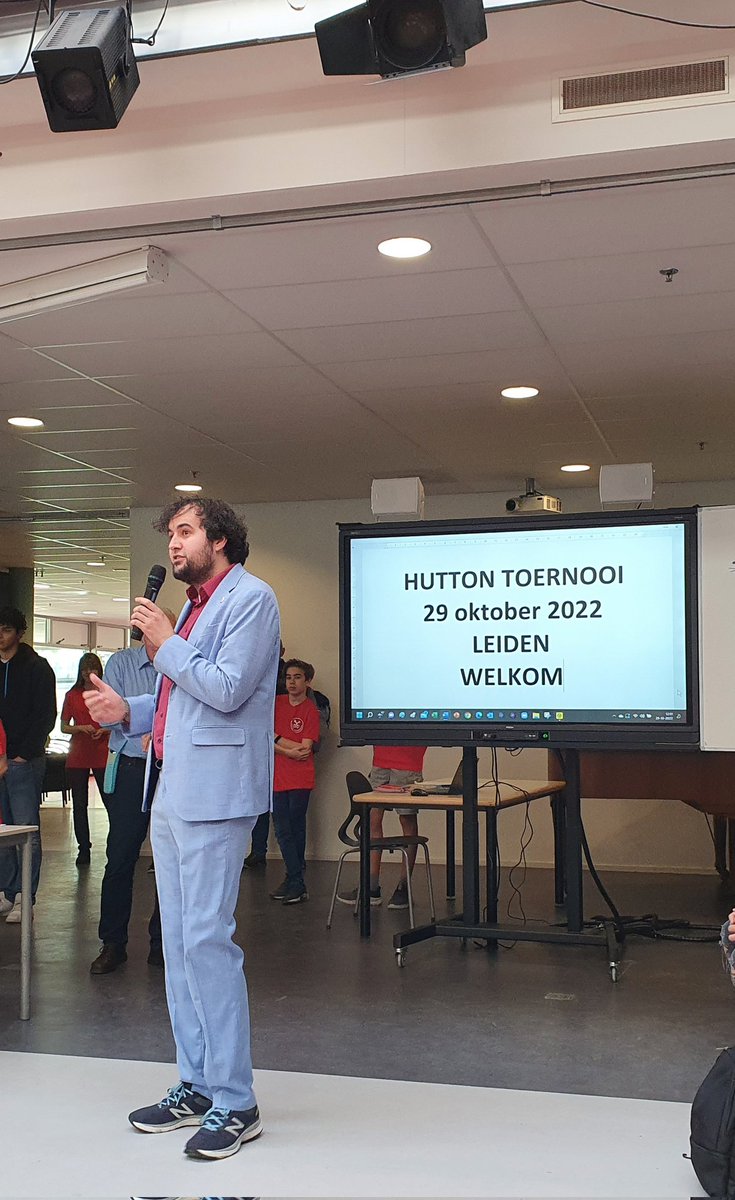 Het Hutton toernooi is gestart met een mooie opening door @MartijnOtten namens de <a href="/GemeenteLeiden/">Gemeente Leiden</a>. 50 teams uit hele land strijden voor het NK jeugdteams van de regionale bonden. #schaken #knsb #leiden