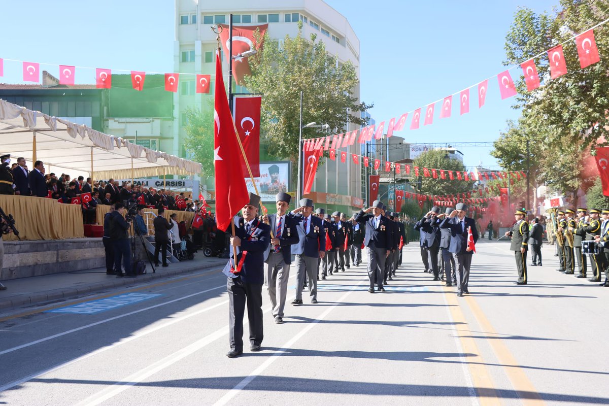 Aziz Türk Milletinin şeref nişanesi olan #Cumhuriyet'in 99. Yılı Malatya'da çoşkuyla kutlanıyor. #29EkimCumhiyetBayramımız Kutlu Olsun