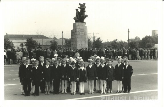 IskoLat's tweet photo. Latvian fascist authorities demolished the Monument of the Defenders of Liepāja. Even though it depicts ordinary citizens who took up arms against the German fascist armies, Latvian authorities demolished it anyway, as any trace of anti-fascist resistance is a threat to them. https://t.co/20ggNC0O4H
