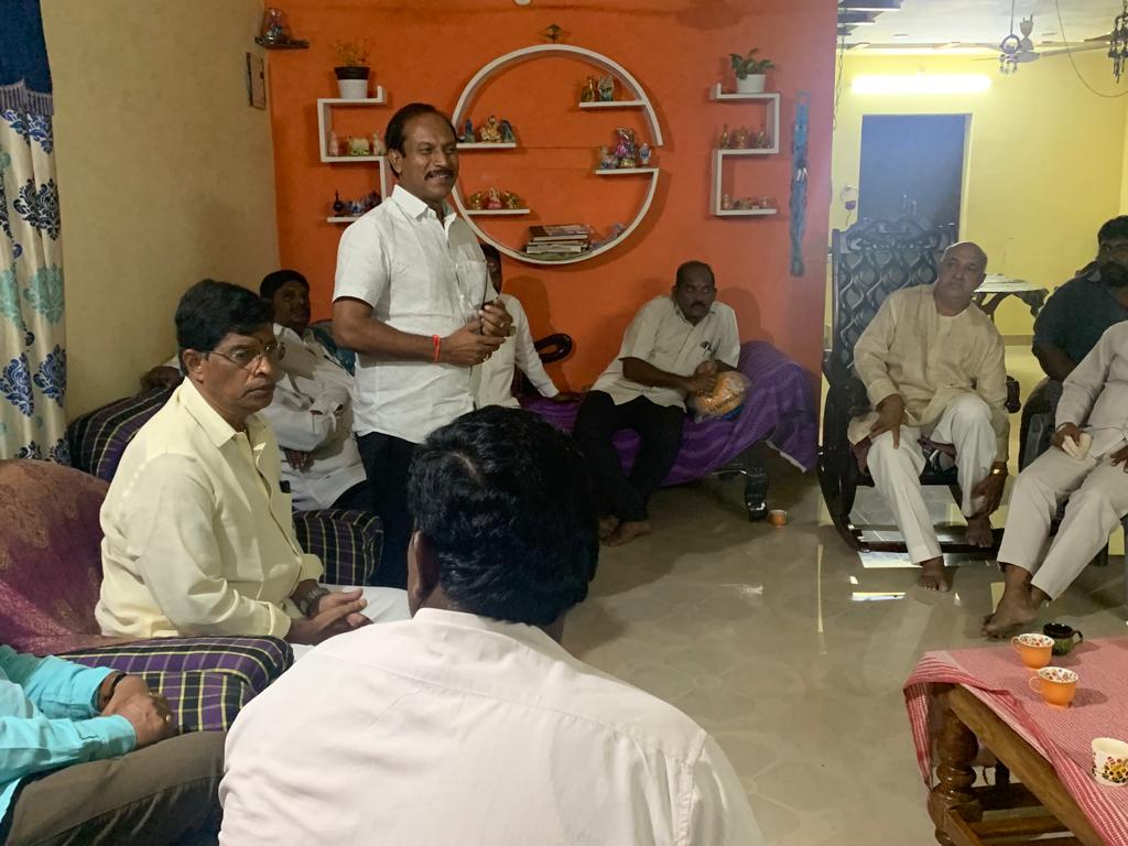 DigitalStb's tweet photo. Settibalija Aatmagaurvam discussion at Nandarada @VasamsettyGang1
 
@AppariJp
 
@AndhraPradeshCM
 
@chelluboinavenu
 
@Rahul83182573
 
@kodipravin1
 
@KodiPravin
 
@satyamkolla1196
 
@pithaniSatyana6 https://t.co/vdQERHiWRu