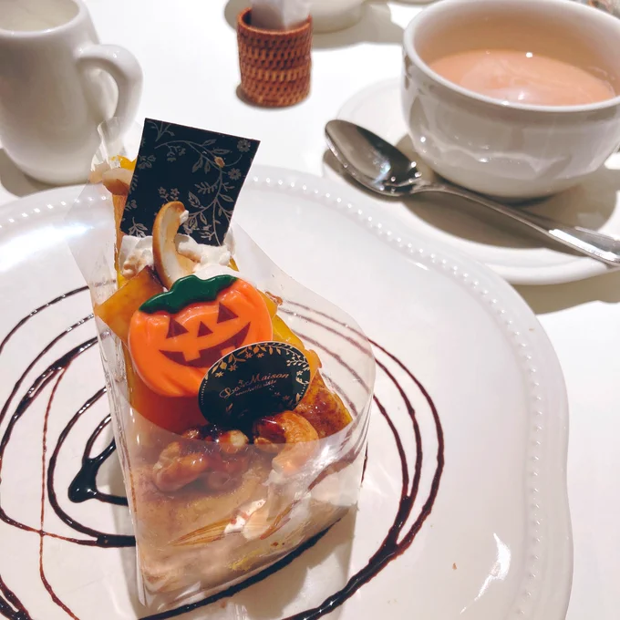 カリスマカフェ普通に美味しくて良かったカリスマチャージされた( ◜ᴗ◝)🪷🎃 