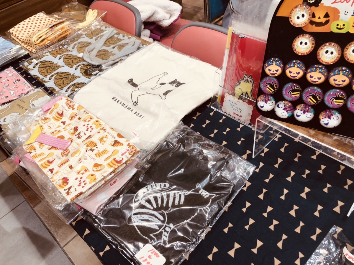 chu_neco_'s tweet photo. 本日、マルシェ1日目でした！

休日のハロウィンということで、子供から大人までたくさんの猫好きの皆様に来場していただけました。

売上は保護猫とシェルター運営に活用されます。
明日もお待ちしております。
#せいせきツナガルマルシェ
#キャットセイビア　#チュウネコ
#猫好きさんと繋がりたい https://t.co/5wr7roOo2w