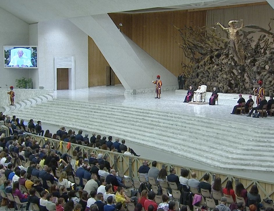 vaticannews_it's tweet photo. Papa Francesco: "La malattia più grave è il chiacchiericcio: sporcare l'altro perché io vada avanti. E' diabolico perché divide"
#udienza #azionecattolica @AC1868 https://t.co/rfYxZJqXmi