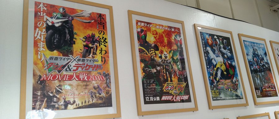 なぜかAtoZのポスターは見つけられなかった…が、劇場版3作のポスターがずらり!
