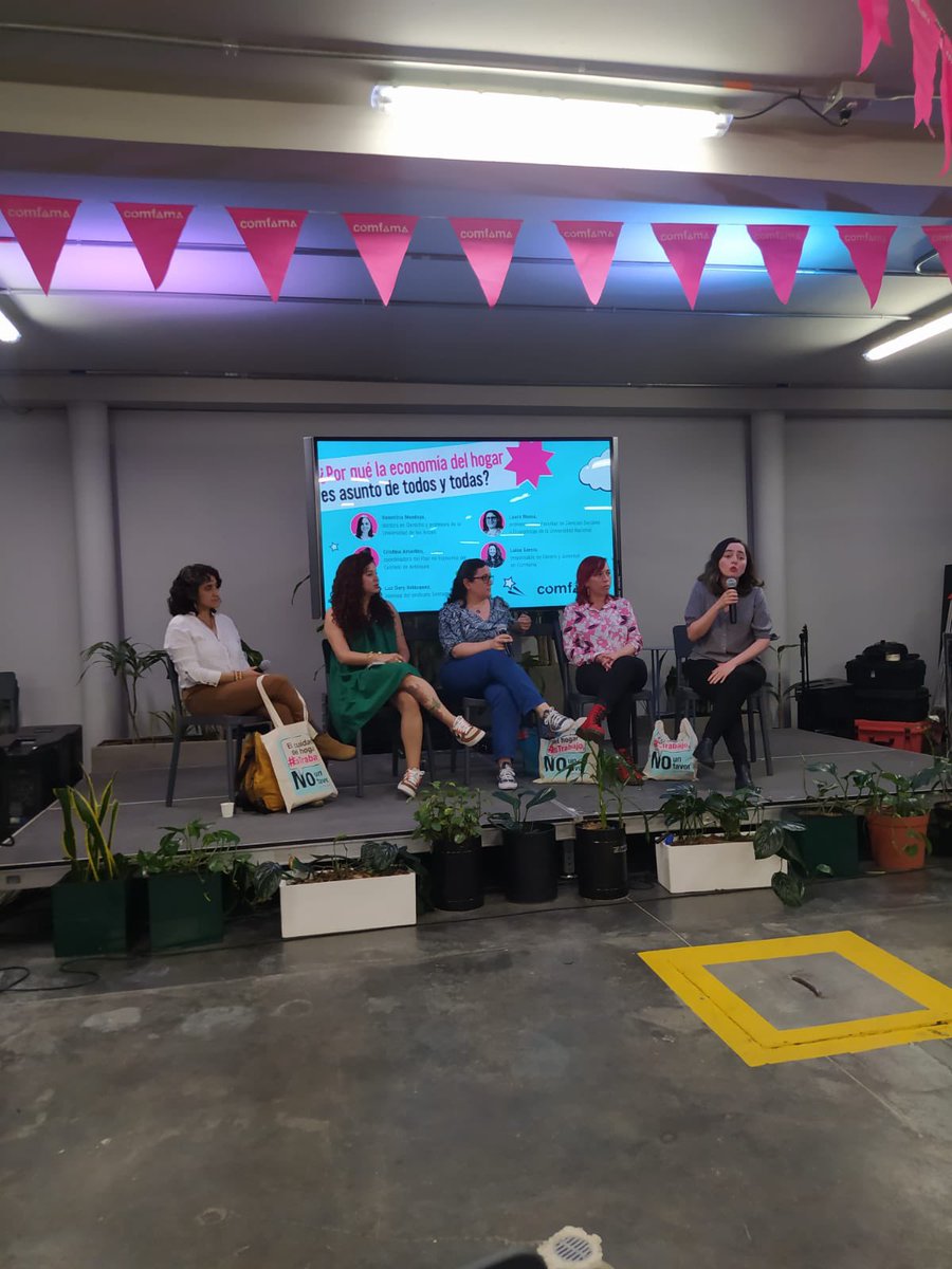 I_commute_too's tweet photo. En el evento #lastesasdelhogar presentando a las trabajadoras domésticas de Medellín el proyecto Invisible Commutes. Veanlo aquí https://t.co/stR8txMOng Gracias #confama por la invitación @Empleadas_hogar @EmpleadasDel @UtrasdSindicato https://t.co/F3m4OEYYAY