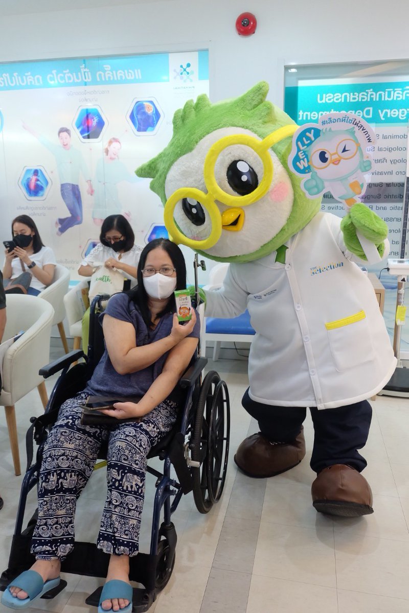 MittensDark's tweet photo. One thing that is really great about mascot gigs is that, you got paid to workout. And also you will look really cute.....just like me in this picture uwu https://t.co/kyqUAHRXq5