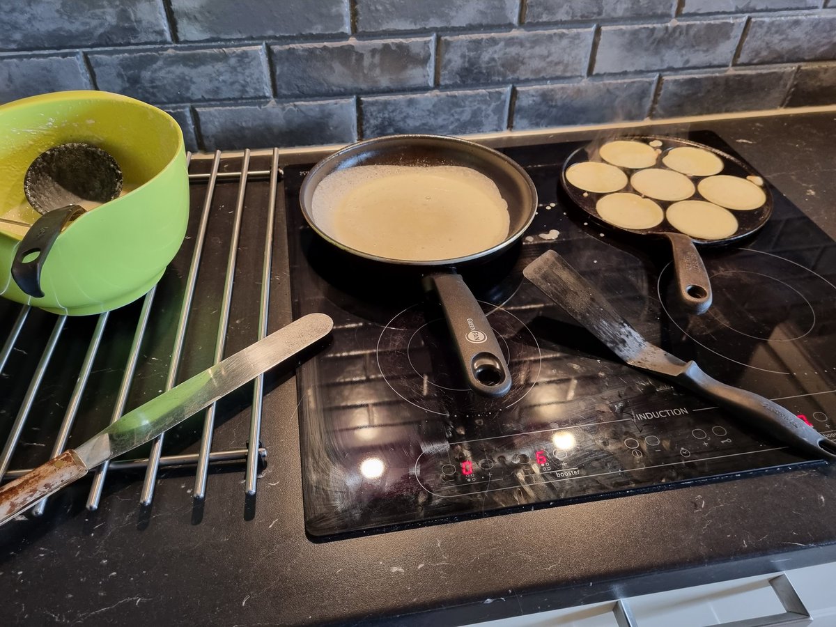 VictoriaSvan's tweet image. Samtidigt som jag gör det här tycker alltid de tre andra i familjen att jag ska ge dom odelad uppmärksamhet.