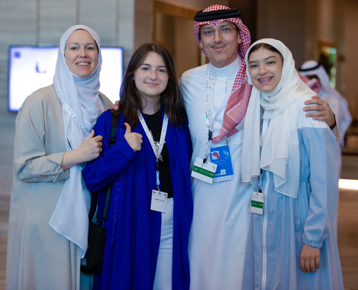 عائلــة أولمــبيـة 👨‍👧‍👦🇸🇦

📸| المهندس/ أحمد القضماني رئيس <a href="/Saudi_Swimming/">الاتحاد السعودي للسباحة</a> وسبّاح أولمبي سابق 🏊‍♂️ مع ابنتيه جنى وتلين لاعبات <a href="/FencingKsa/">الاتحـاد السعـودي للمبـارزة</a> 🤺 في #عمومية_اللاعبين_الاولمبيين.