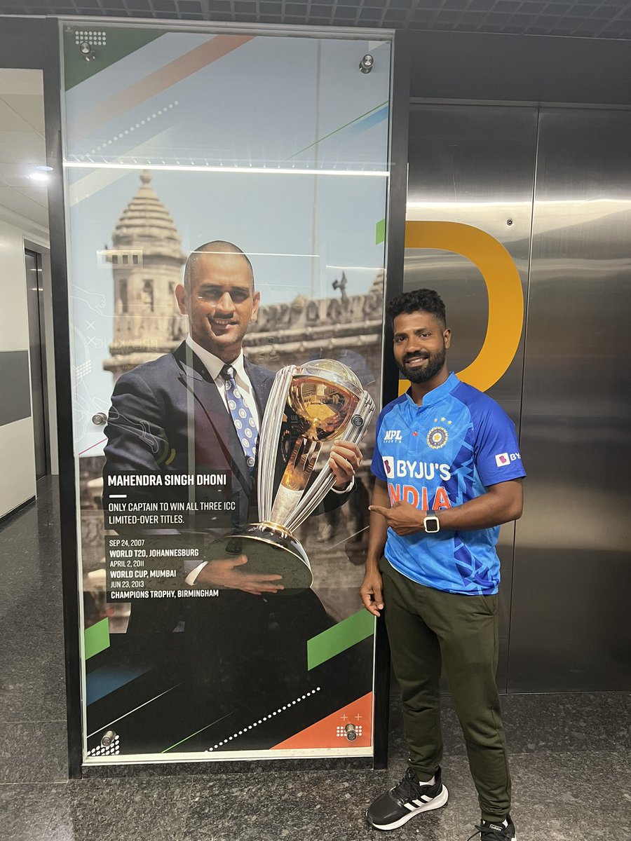 virat18superfan's tweet photo. Throwback and inspiration from Captain Cool and wishing more runs from @virat.kohli in the #T20WorldCup. 

Can’t wait for the super Sunday clash vs South Africa. Let’s rock it tomorrow @starsportsindia 

#StandwithBlue #TeamIndia #ViratKohli https://t.co/TGU0SGFohv