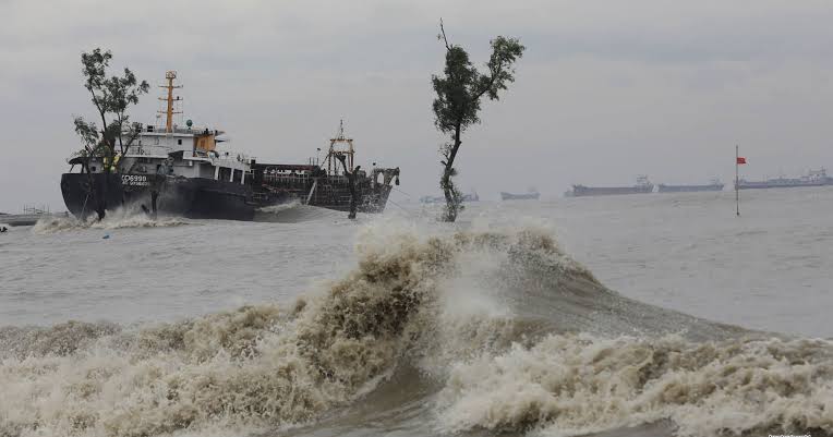 iSamanjar's tweet photo. What do we want to achieve from #COP27?
#Bangladesh is one of the most climate vulnerable countries whereas we're NOT the reason behind. Looking forward to the show #COP27
Recent #cyclone #Sitrang lashes Bangladesh, killing 9
#Climatecrises #ClimateEmergency #ClimateJustice https://t.co/KzvGyZJAX8