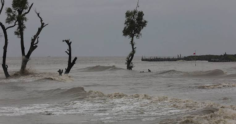 iSamanjar's tweet photo. What do we want to achieve from #COP27?
#Bangladesh is one of the most climate vulnerable countries whereas we're NOT the reason behind. Looking forward to the show #COP27
Recent #cyclone #Sitrang lashes Bangladesh, killing 9
#Climatecrises #ClimateEmergency #ClimateJustice https://t.co/KzvGyZJAX8