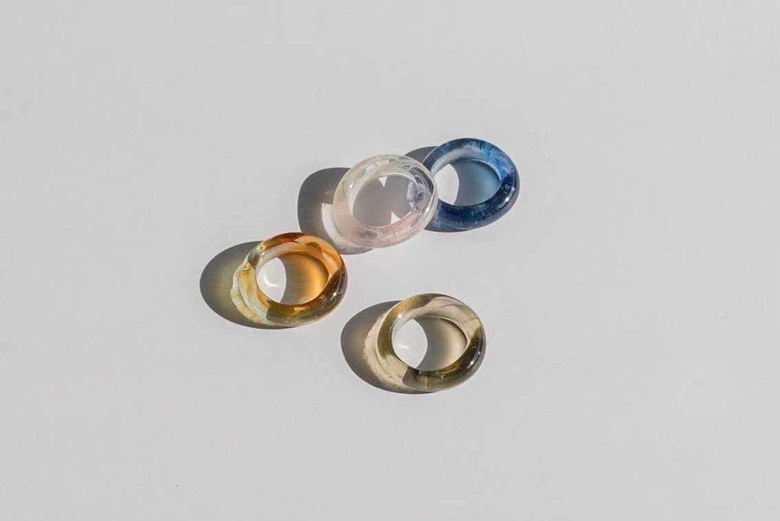 superglasspark's tweet photo. 【作品紹介】

water donut 
矢羽田 千乃 

ガラスリングをより身近に感じられる���ランド。 ひとつひとつ丁寧にガラスを焼き上げて作っています:)

@superglasspark にて販売しております。

是非お手に取ってご覧ください✴︎

﹋﹋﹋﹋﹋﹋﹋﹋﹋﹋﹋﹋

#maufes22 https://t.co/AkmYF1WJHX
