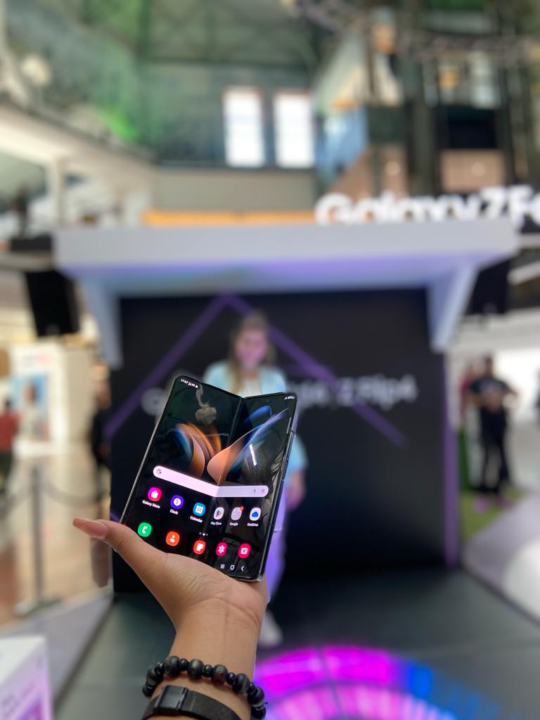 _NIKIWE__'s tweet photo. #GalaxyZFold4 has a multitasking feature that gives you access to multiple apps at once.๐ค๐พ Get to have a flip experience of these features right now at Canal Walk.
#FlexExperience https://t.co/3wD7nnBnXJ