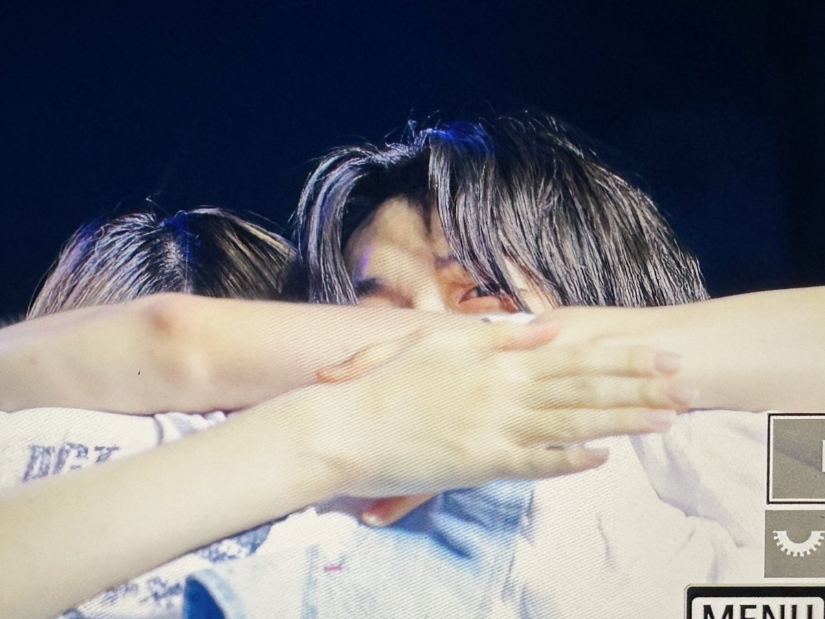 S2soobinS2's tweet photo. 야채튀김 튀길때 연준이 표정봐..🥺 https://t.co/8ErnWZ3gaJ