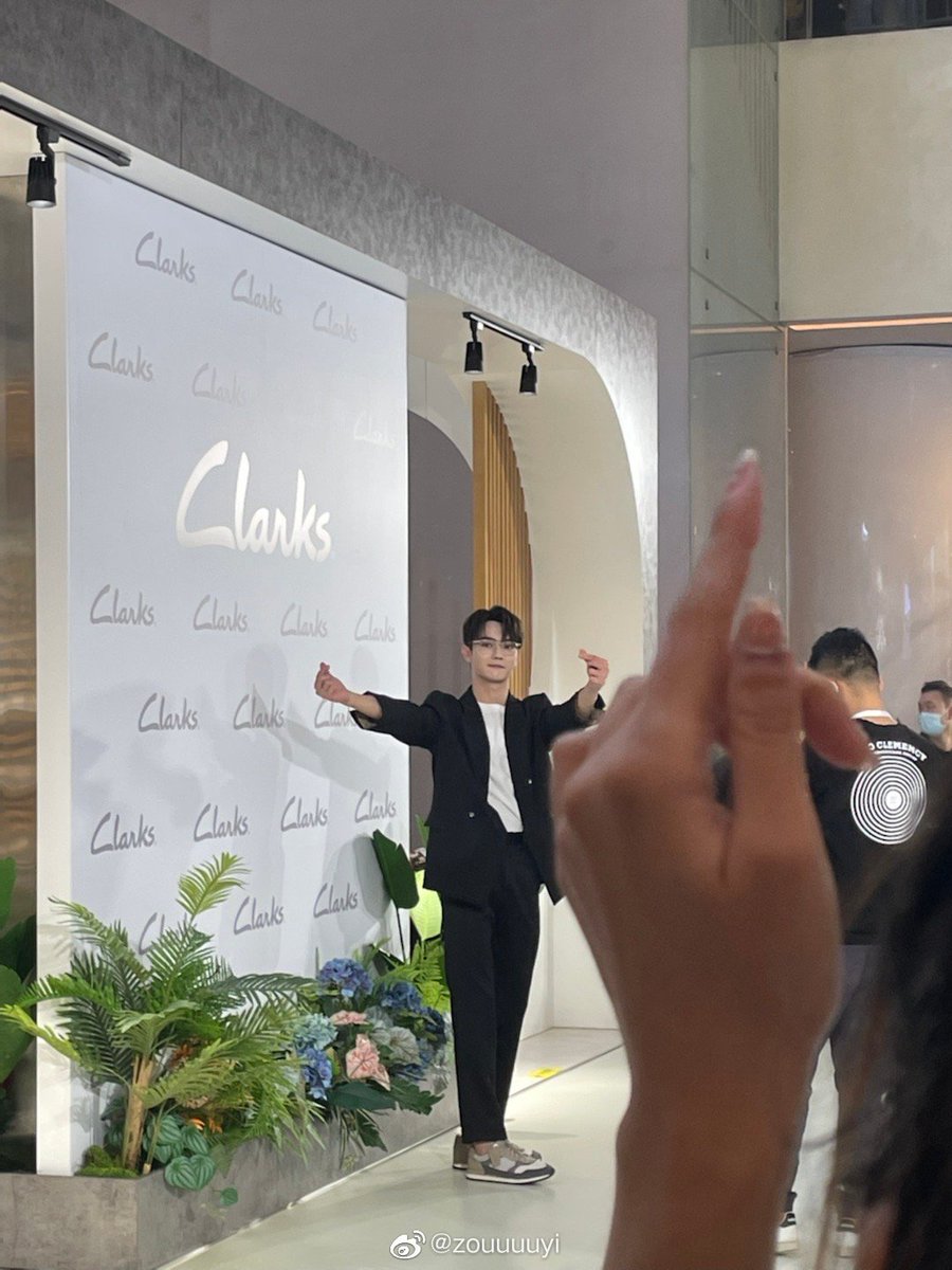 xukaidrama's tweet photo. This fan take the most candid photos. This is the first time in 3 years that she saw Xu Kai and she said he never change always interacting with Alaso.

©️zouuuuyi https://t.co/eYB16y85zF