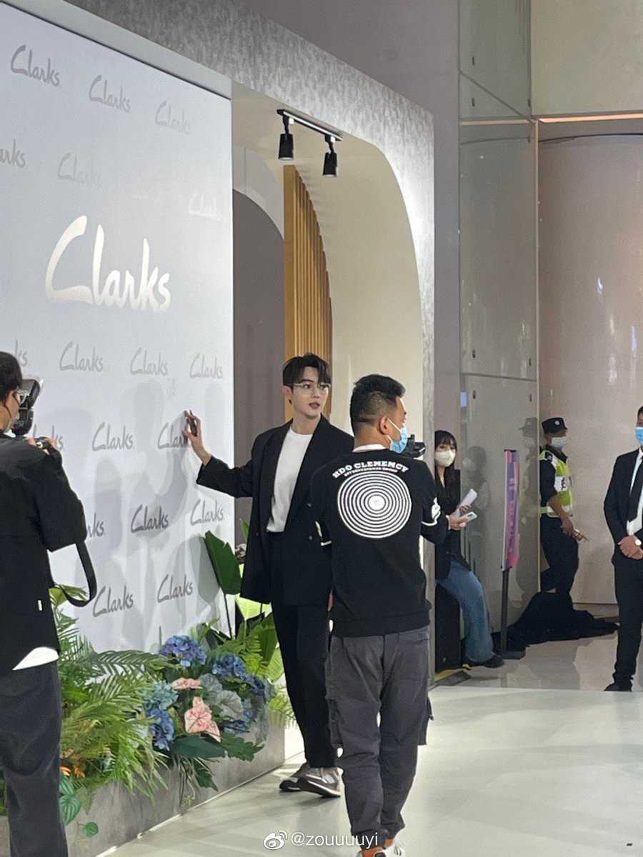 xukaidrama's tweet photo. This fan take the most candid photos. This is the first time in 3 years that she saw Xu Kai and she said he never change always interacting with Alaso.

©️zouuuuyi https://t.co/eYB16y85zF