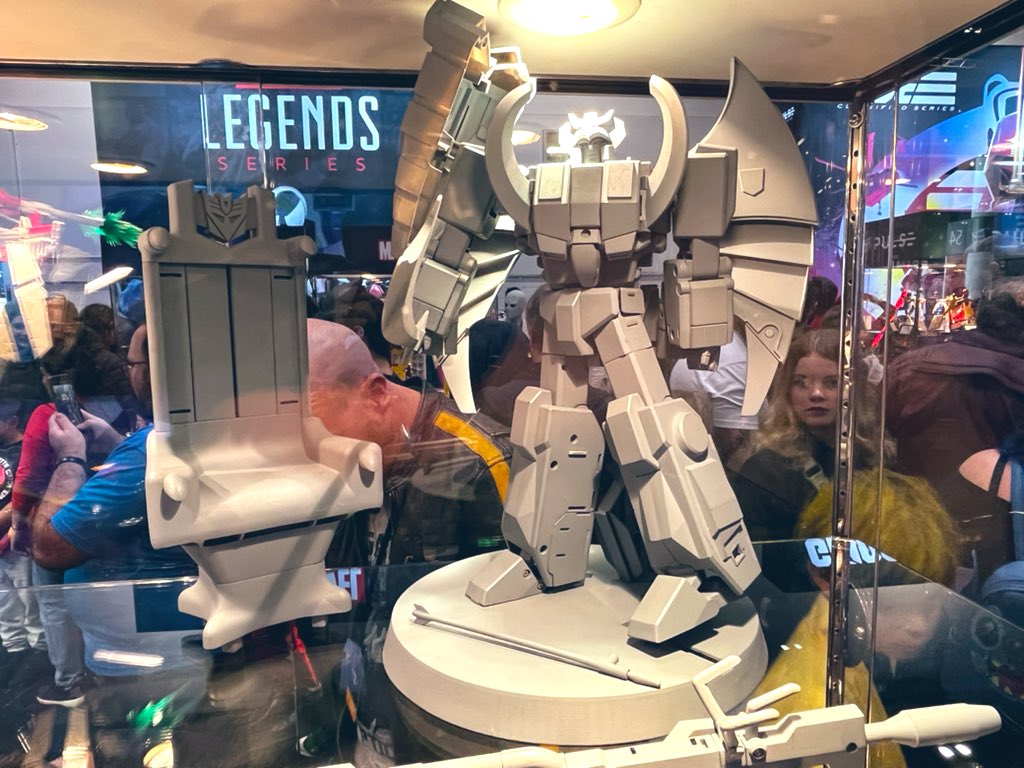 SixoTF's tweet photo. Here’s Haslab Deathsaurus on display at #MCMComicCon https://t.co/LO5QqeftiC