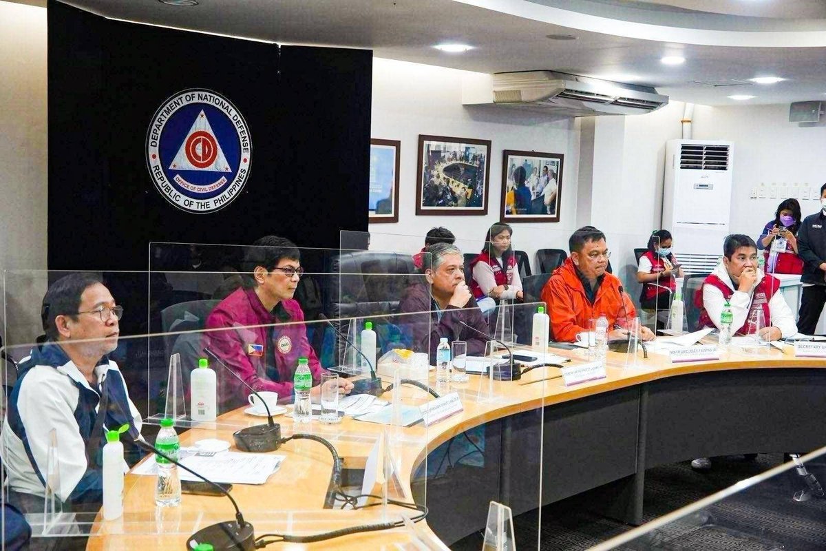 bongbongmarcos's tweet photo. Prayoridad natin ang pagbibigay ng malinis na inuming tubig at purifying systems, pagpapabalik ng kuryente partikular sa mga ospital at evacuation centers, at agarang clearing operations upang makarating ang ayuda sa mga lugar na sinalanta ng bagyong #PaengPH. https://t.co/dzNtKkb9y4