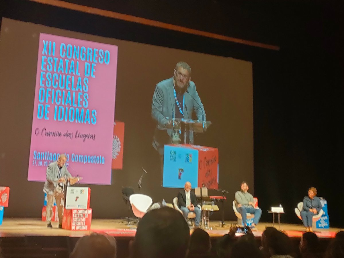 leaesasin's tweet photo. #Eoista es lo contrario de egoísta en el acto de clausura del @12CongresoEOI @en_escuelas #ocamiñodaslinguas.
Por min que chova se chove asi☔☔, tantas ideas  con #Xerardo y los #juegosdelhambre del 🦑🦑@APEOIGA @eoisantiago  nos vamos con una recarga de vida 🔋@gonzalo_prof https://t.co/YAyCRvbS4B