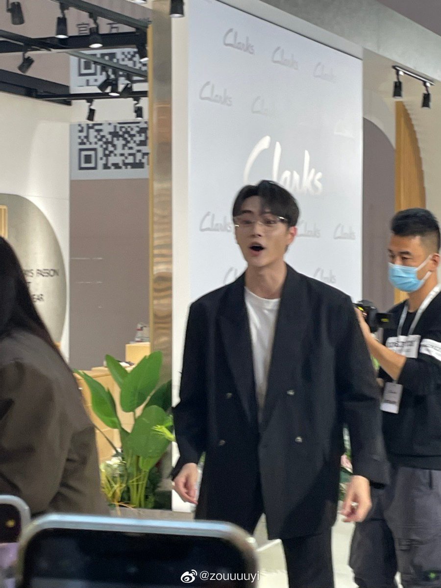 xukaidrama's tweet photo. This fan take the most candid photos. This is the first time in 3 years that she saw Xu Kai and she said he never change always interacting with Alaso.

©️zouuuuyi https://t.co/eYB16y85zF