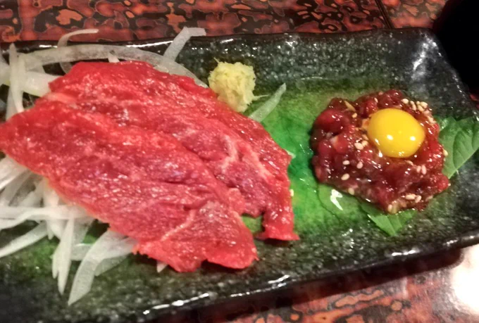馬の肉を食べてます 