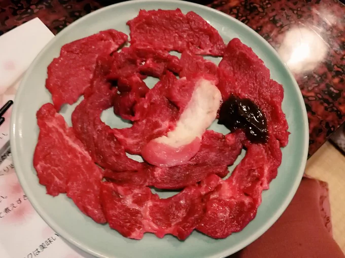 馬の肉を食べてます 