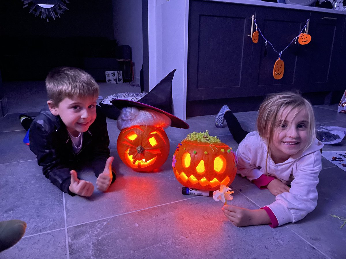 Jennylingard's tweet photo. Pumpkin carving for Halloween 👻 🎃 Charlie 3T and Lilly 1T @Beaconrise1 https://t.co/XiqDBB7nd0