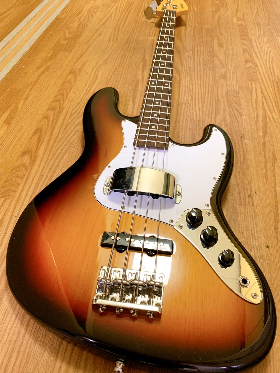 SORA_TYPE_R's tweet photo. 初号機と弍号機🎸
特に初号機に関しては想いが沢山詰まってるんだ。
窓からぶん投げてやめようとしたり褒められて飛び上がるほど嬉しかったり色々あった。
弍号機は楽器は値段じゃないって証明する為だった。
2本とも本当にありがとう😊
長い間お疲れ様でした。
#バスカーズはいいぞ
#BJB2
#BJB3 https://t.co/vpbscLaDMc